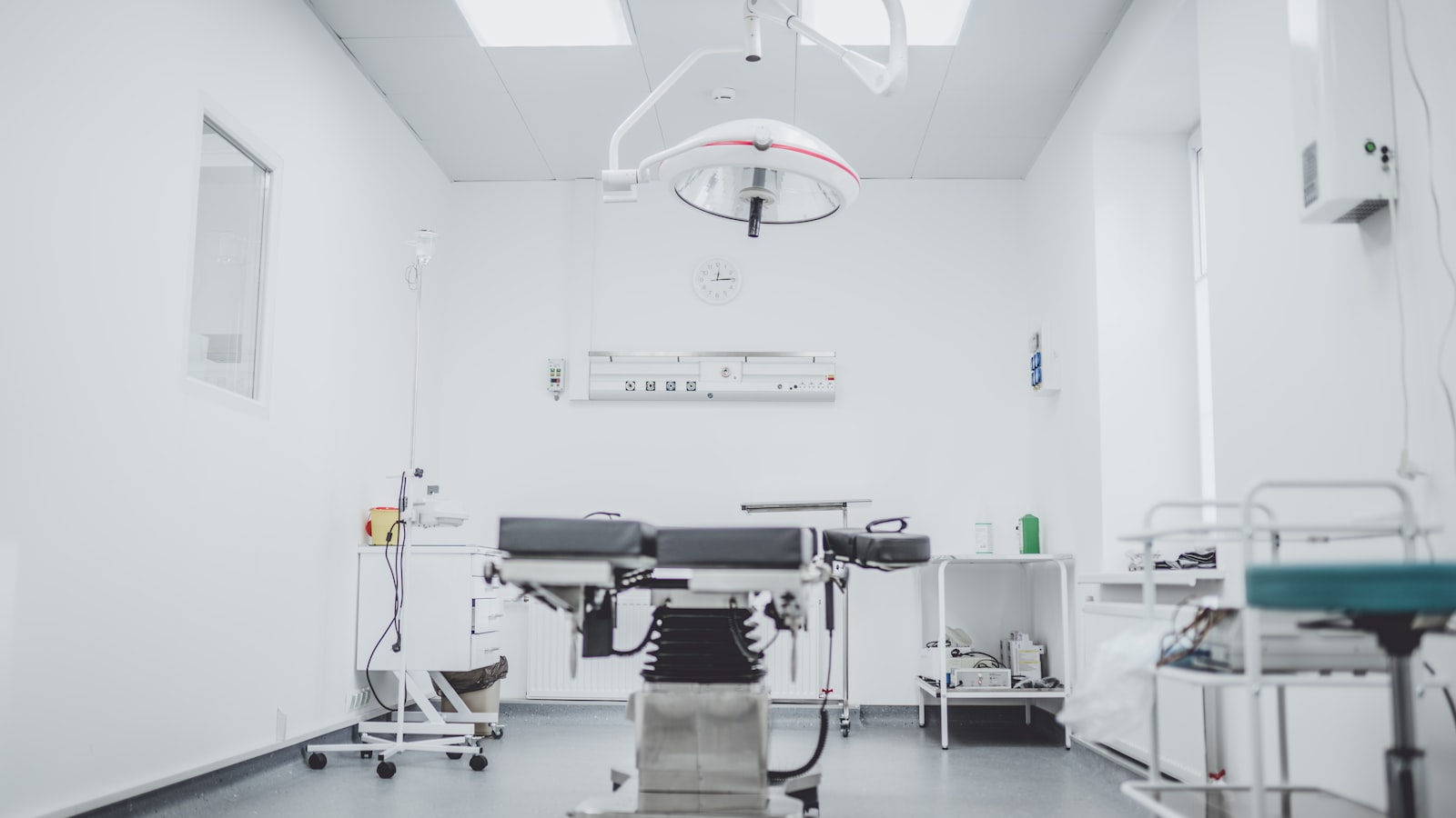 Advanced cardiac monitoring equipment in the ICU