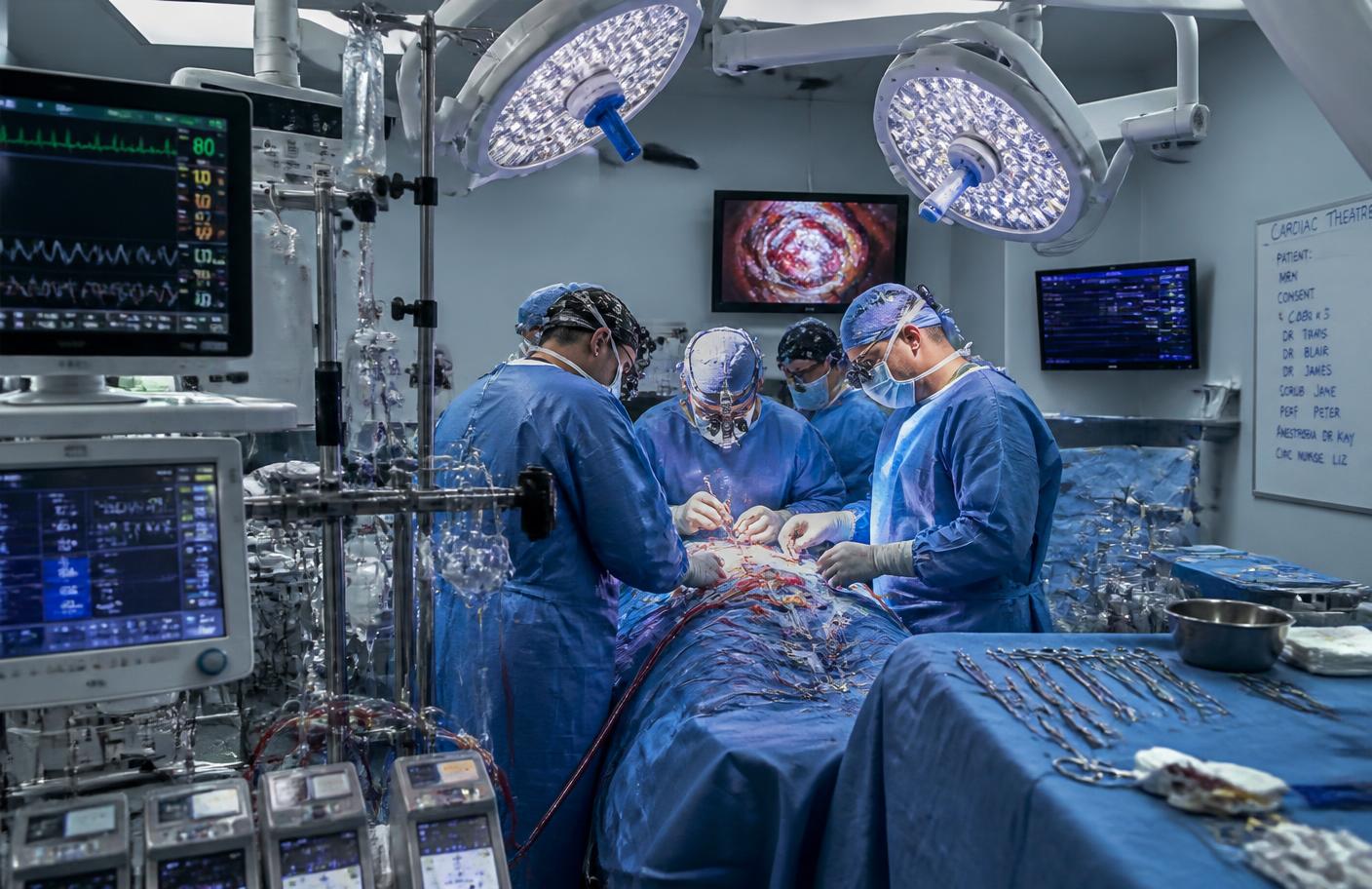 Cardiac surgical theatre with laminar flow